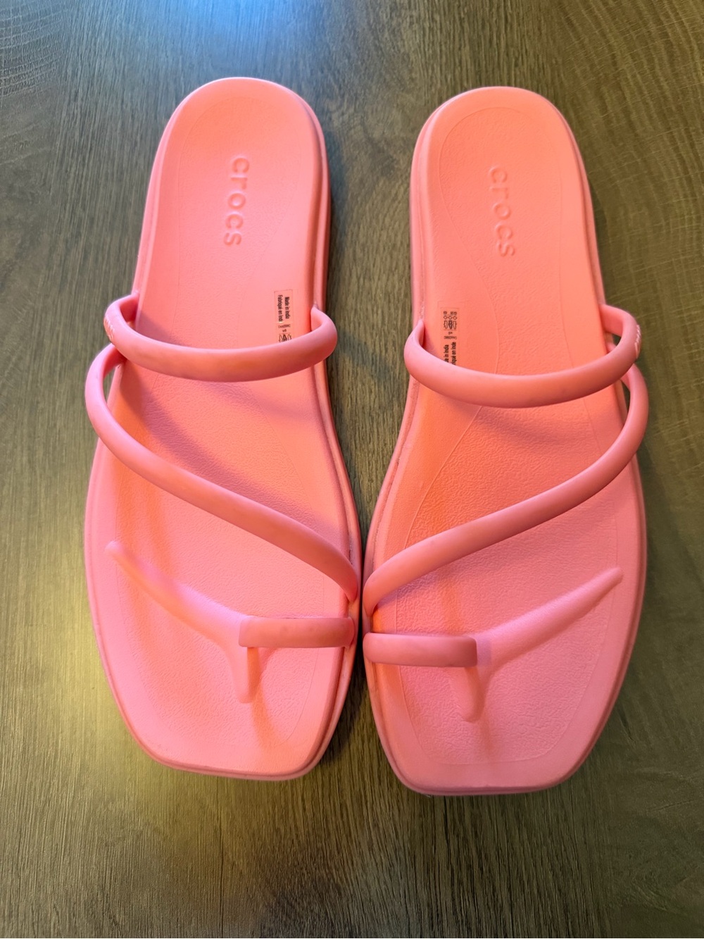 CROCS Women's Coral Pink toe loop sandals size 9